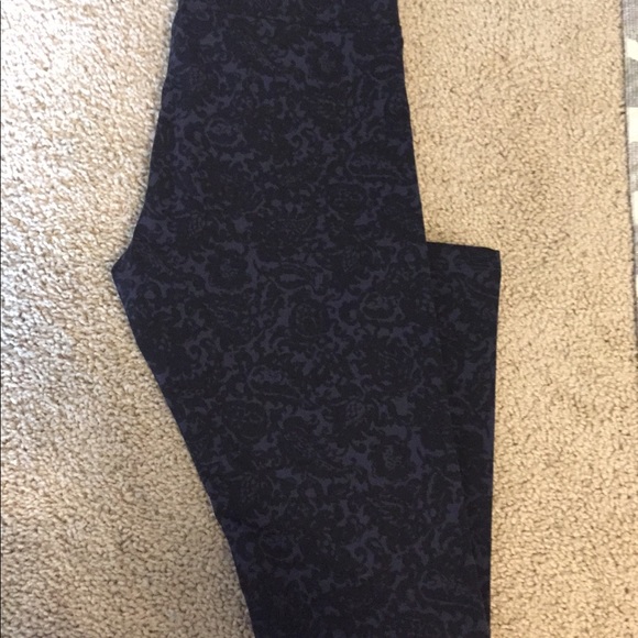 New Royal Paisley Print Leggings - Picture 6 of 6